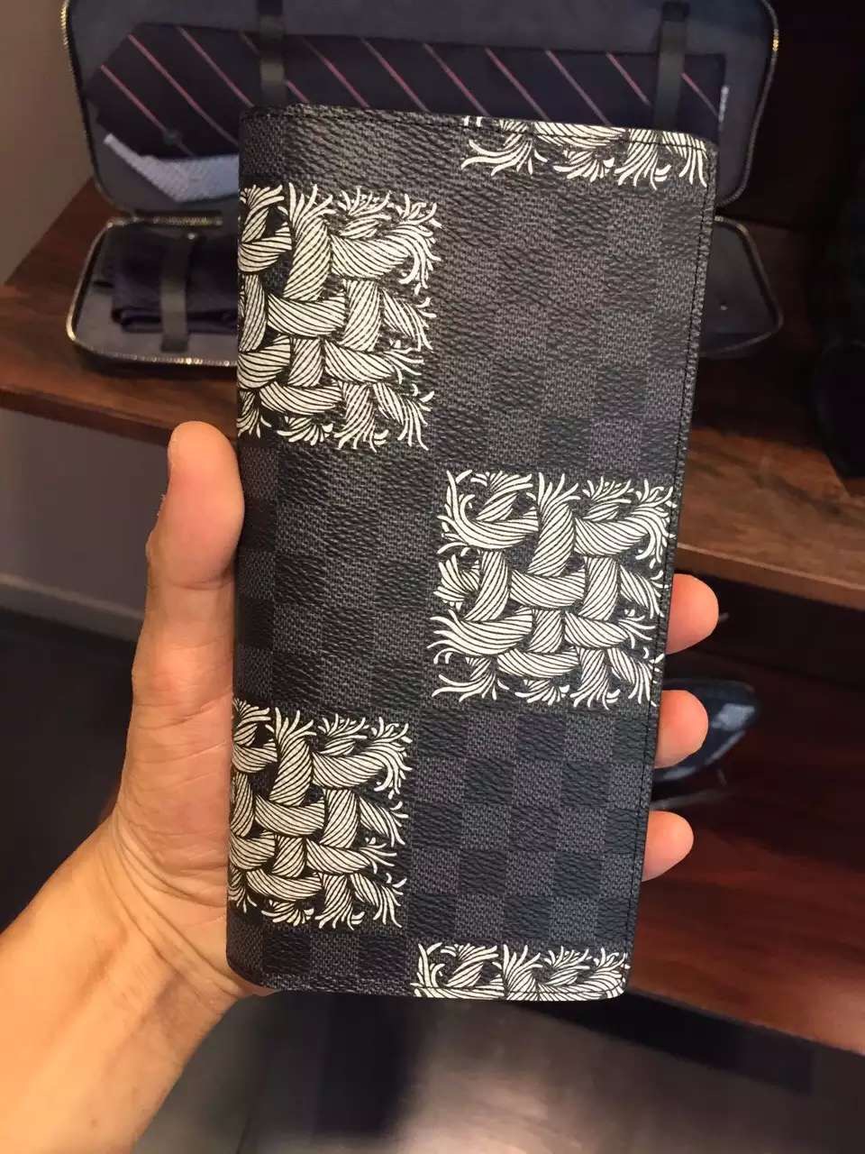 Louis Vuitton Damier Graphite Brazza Wallet N51211